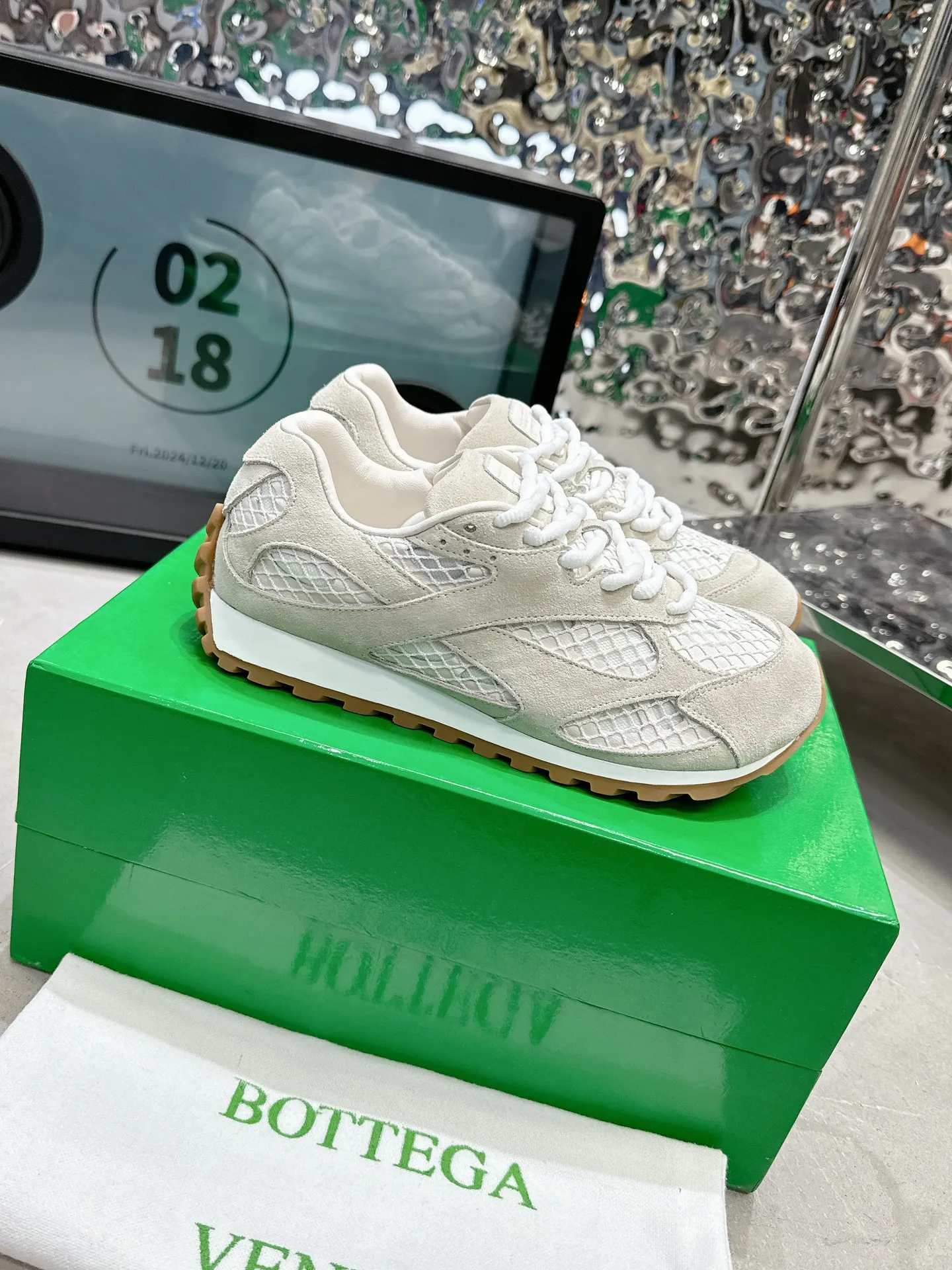 👟👟Ex-factory price 560👟👟 Men ➕20 💰𝐁𝐨𝐭𝐭𝐞𝐠𝐚 𝐕𝐞𝐧𝐞𝐭𝐚 Bodie Home Couple Style 👫BV Sports Shoes Wang Yibo Same Style Casual shoes for couples and dad shoes! Runner sneakers! Original purchase and development! Made of original lightweight technical mesh fabric, the same as the original version! The process is complicated! Paired with a geometric pattern designed rubber outsole, the higher version of the Wang Zha series is actually much taller, but the legs still look slim. Very nice. Durable and durable to play with, standard and version-matching shoe-packing technology. Look for high-end versions. The original outsole is exclusively molded, and the color-blocked TPU outsole is used. The material and weight are the same as the original! Size: Women’s size 35-41 (40 and 41 customized, non-refundable) Men’s size 39-45 (45 customized, non-refundable)